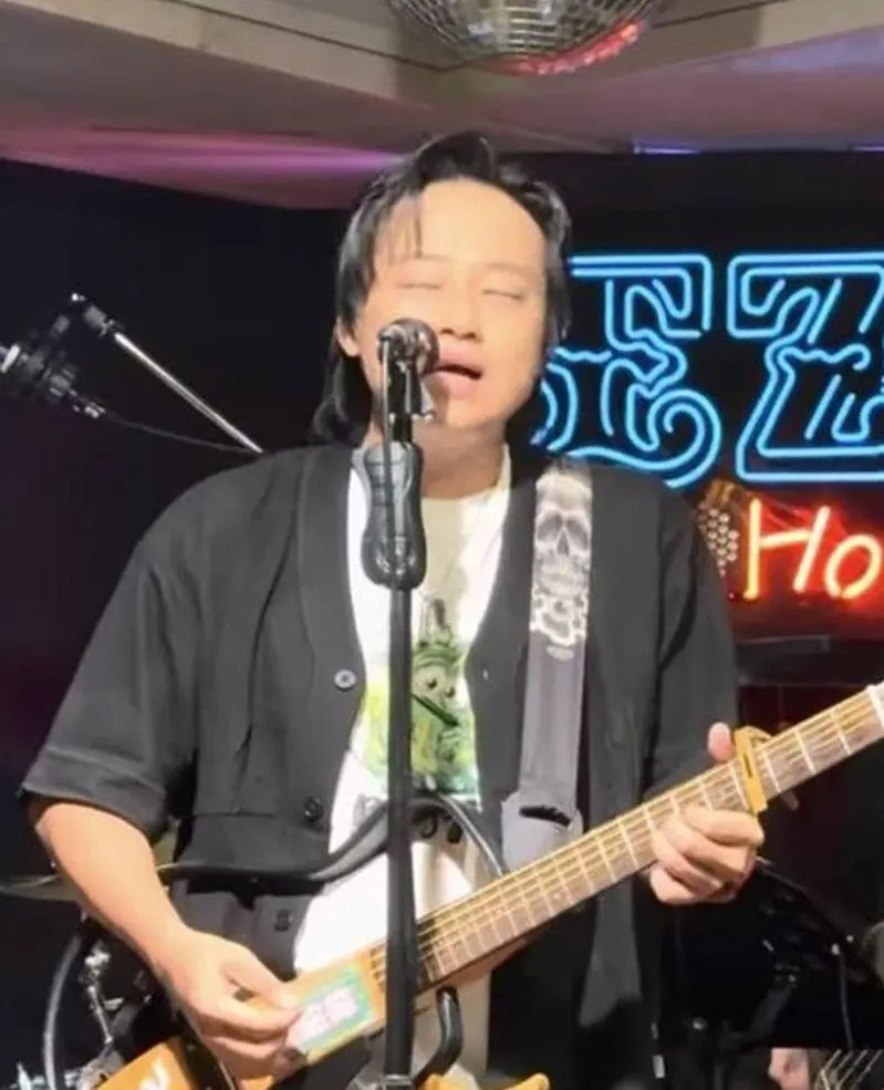 爆紅帶來的最直接影響，是演出邀約的激增。10 月 16 日，賴銘偉在臉書透露，經紀人告訴他：「往年的尾牙都從從容容游刃有餘，希望今年能匆匆忙忙連滾帶爬。」(圖：視頻翻攝)