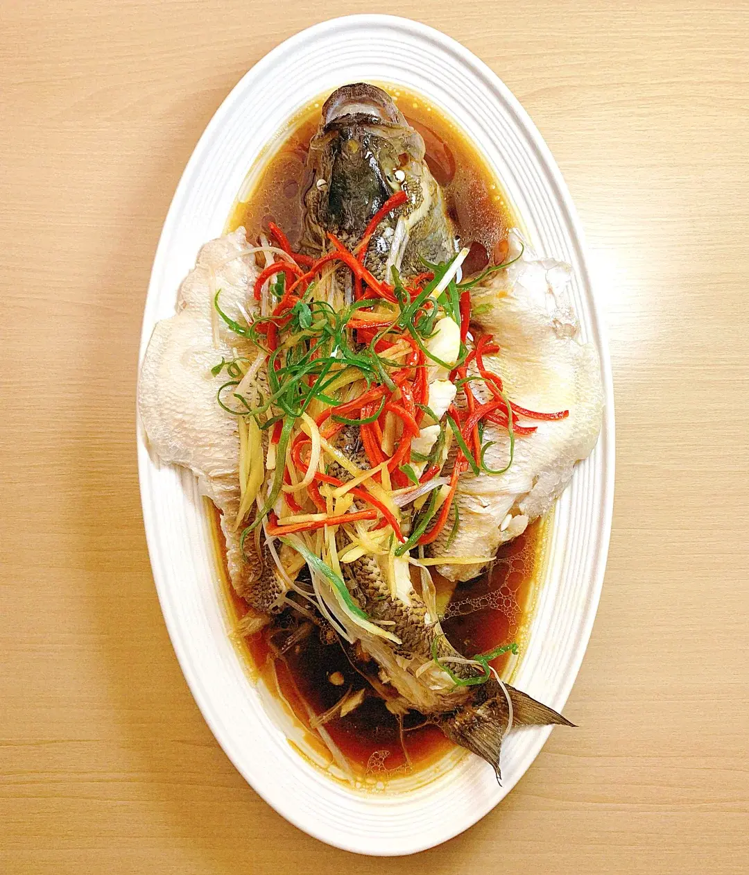 飯店清蒸鱸魚為何超嫩？改刀、蒸制、料汁三步就學會！（示意圖來源：小紅書網友）