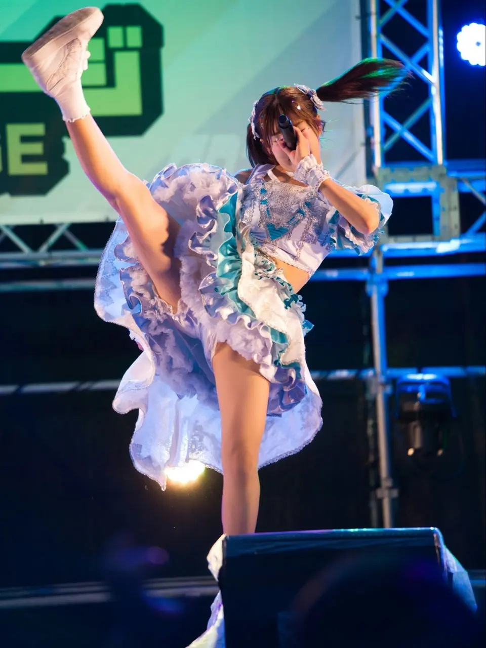 日本地下女偶像團體Cherie!成員天城里緒菜，舞台表演高擡腿動作時不慎重摔，她敬業完成演出。相關影片發布社群X後瘋傳，突破500萬觀看，意外爆紅達成年度社群目標。（來源：cherie_riona@X）