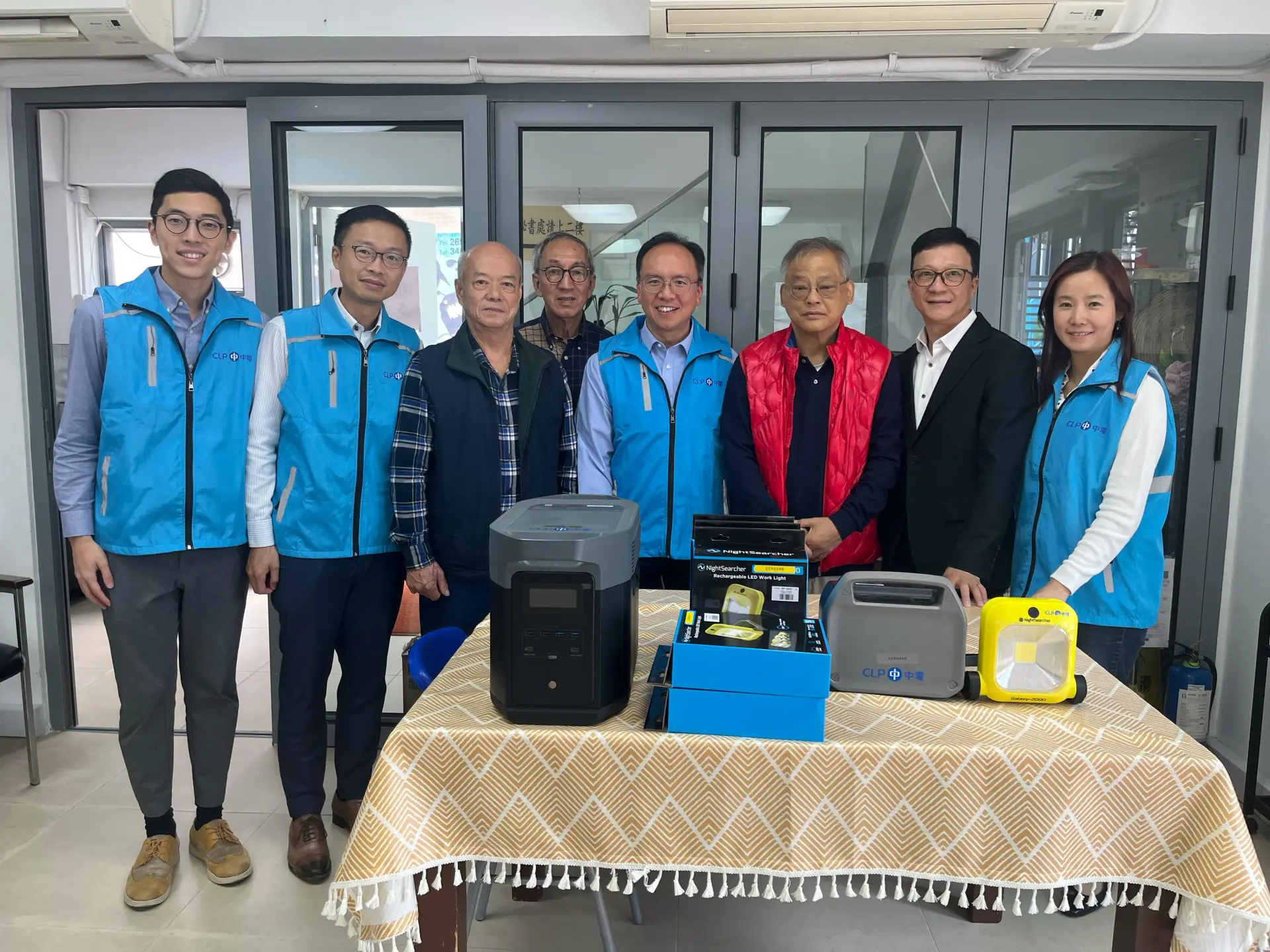 中電社區支援隊主動聯絡供電範圍內25個鄉事委員會，向他們提供便攜式大容量流動電源設備及充電照明燈，以協助鄉郊地區做好應對突發事故的準備。