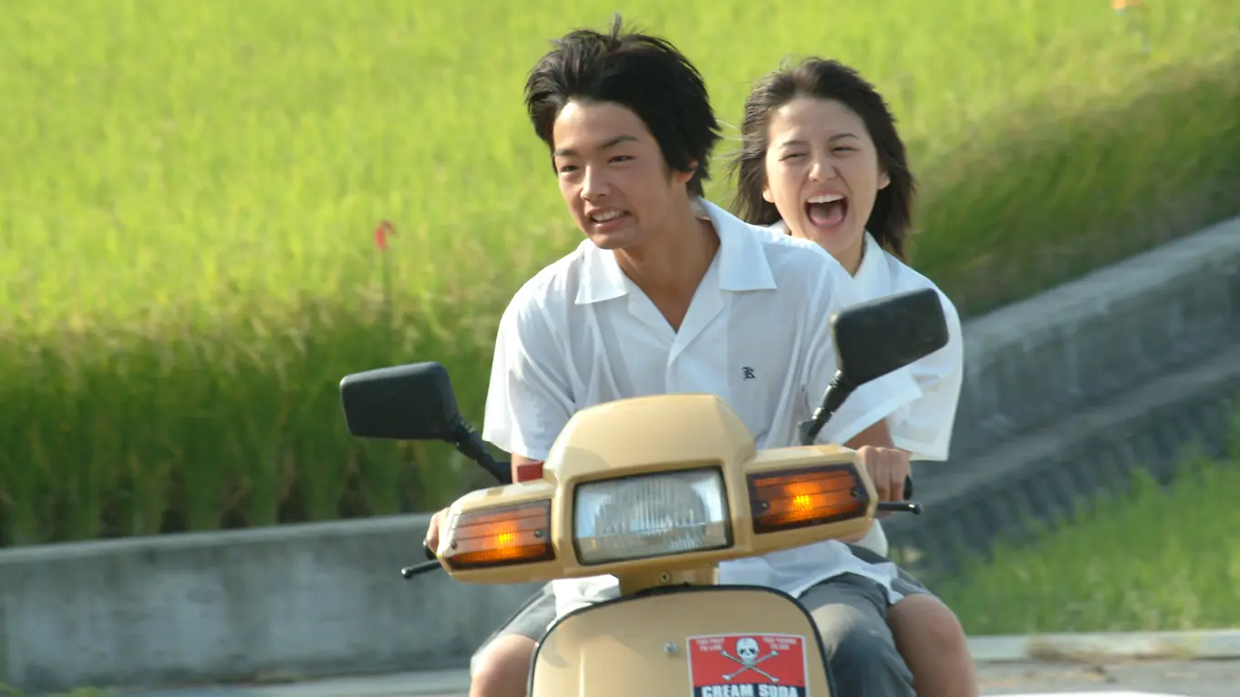 2005年，她憑藉電影《在世界的中心呼喊愛情》一舉成名，不僅拿下日本電影學院獎第27屆最佳女配角獎，更成為該獎項史上最年輕的得主（17歲），後續又以《淚光閃閃》問鼎日本電影學院獎第30屆最佳女主角獎，實力備受肯定。(圖：《在世界的中心呼喊愛情》海報)