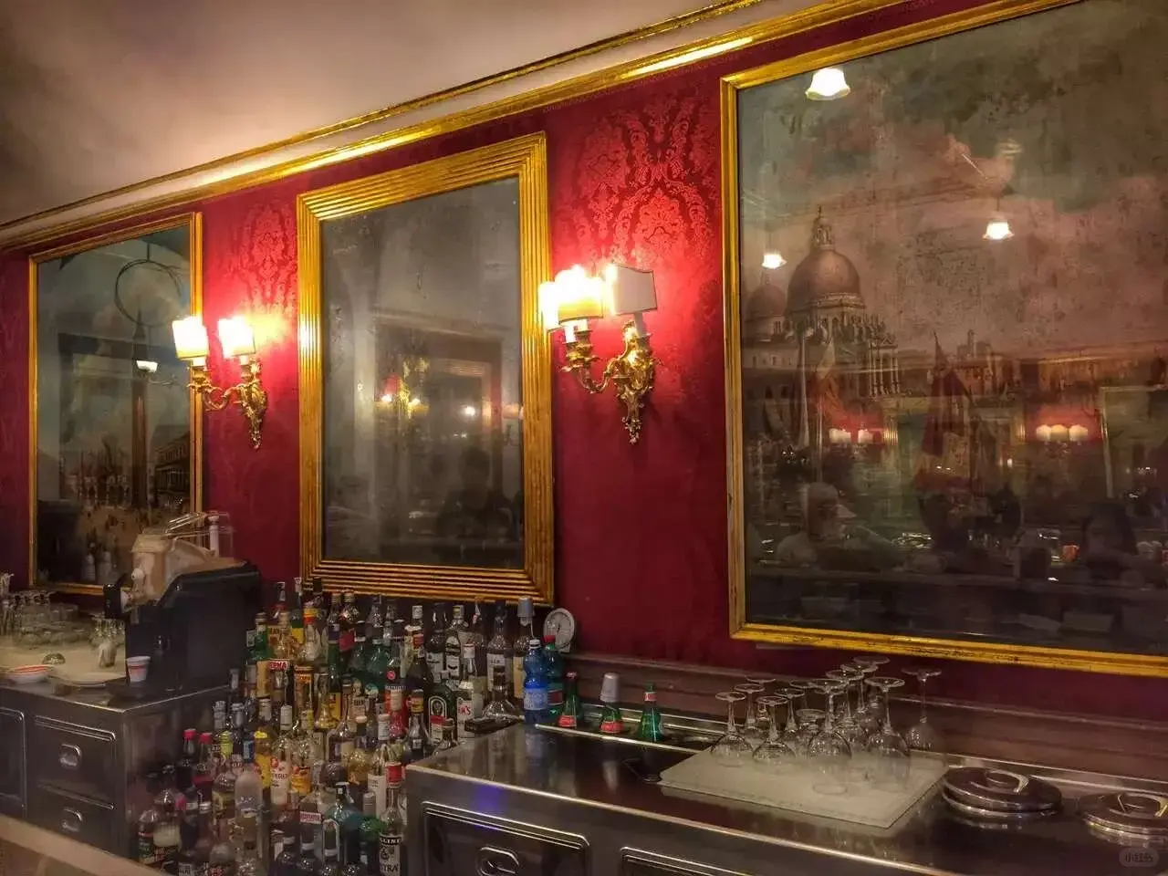 羅馬古希臘咖啡館（Antico Caffè Greco）與以色列醫院（Israelite Hospital）的八年租約之爭，2025 年 10 月以咖啡館易主落幕。（示意圖來源：小紅書）