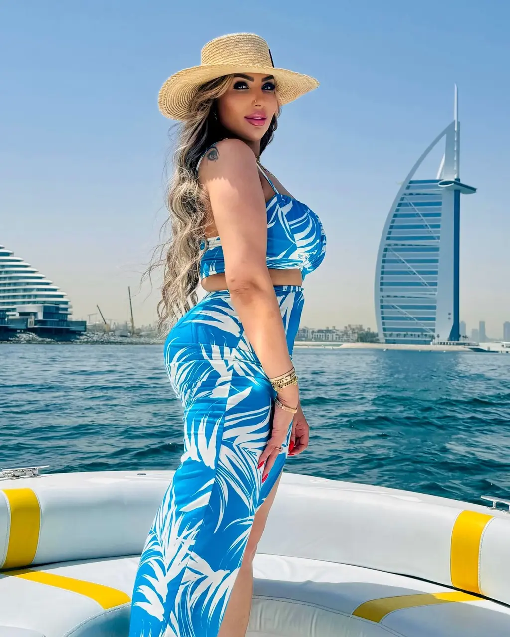 埃及知名39歲電視女主持人莎拉·哈利法（Sarah Khalifa），身兼企業家擁有百萬粉絲，卻捲入重大製毒販毒案件，涉案毒品高達726公斤，遭法院判處絞刑，她當庭痛哭否認罪刑，強調自己無需靠毒品牟利。（來源：sara_khaliifa@IG）