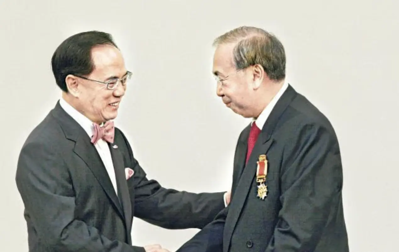 定罪後，許仕仁獲頒的大紫荊勳章被政府刊憲褫奪，同時他因捲入貪污案，遭東亞銀行、新地旗下忠誠財務等五所金融機構追債，欠債額超過7400萬元，2013年11月被高等法院頒令破產。(圖：網絡翻攝)