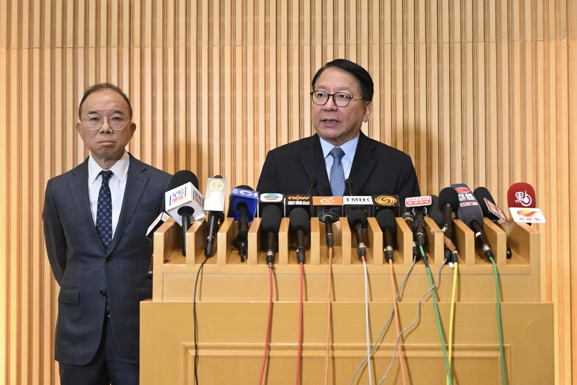 政務司司長陳國基（右）今日（十二月二日）在政制及內地事務局局長曾國衞（左）陪同下，就二○二五年立法會換屆選舉的安排會見傳媒。（政府新聞網）