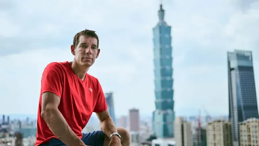 Alex Honnold徒手攀台北101因雨延期｜Netflix直播、酬勞及法律爭議一次看的封面圖片