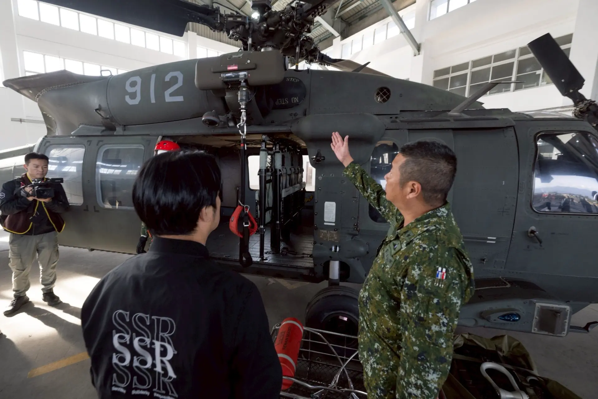 民進黨執政後，一直存在一種「畸形價值觀」：不尊重軍人及其生命，更將「軍備價值」置於軍人生命之上。當局在軍購時，只是熱衷於採購昂貴的大型武器裝備，其背後難免牽扯佣金回扣的「灰色利益鏈」，卻對油水少、規格複雜的單兵裝備視若無睹。(圖：賴清德@FB)