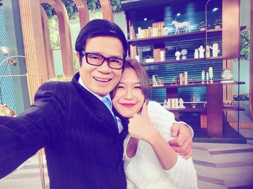 有「TVB 鑽石王老五」之稱的 64 歲「大王」安德尊，多年來憑《流行都市》等婦女節目深植民心，與宋芝齡的「情侶檔」形象更為觀眾熟知，兩人緋聞傳足多年卻從未正式承認，直至近日終於有突破性發展。​(圖：sungchihling@IG)