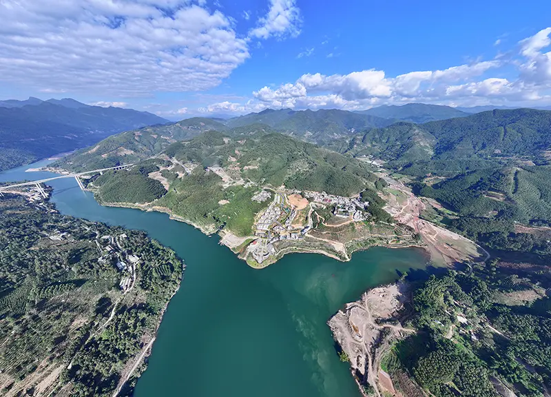 鄭麗文的故鄉雲南普洱市鎮沅彝族哈尼族拉祜族自治縣振太鎮秀山村與臨滄昔歸古茶園隔瀾滄江而望。鎮沅縣融媒體中心供圖