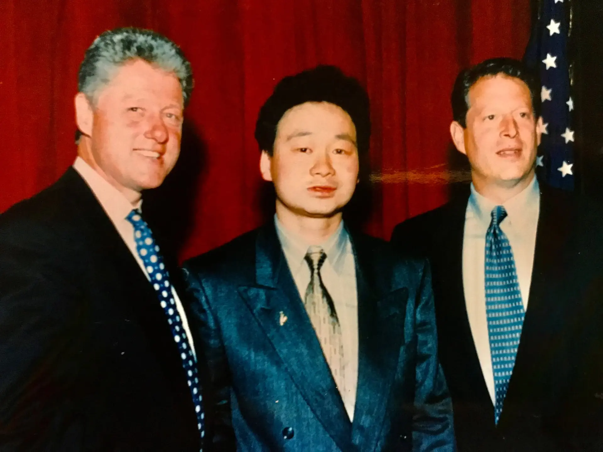克林頓總統主政期間（1993年至2001年），美國經歷了持續的經濟擴張、科技產業蓬勃發展、失業率下降及聯邦財政由赤字轉為盈餘的繁榮年代。(圖：楊海平)