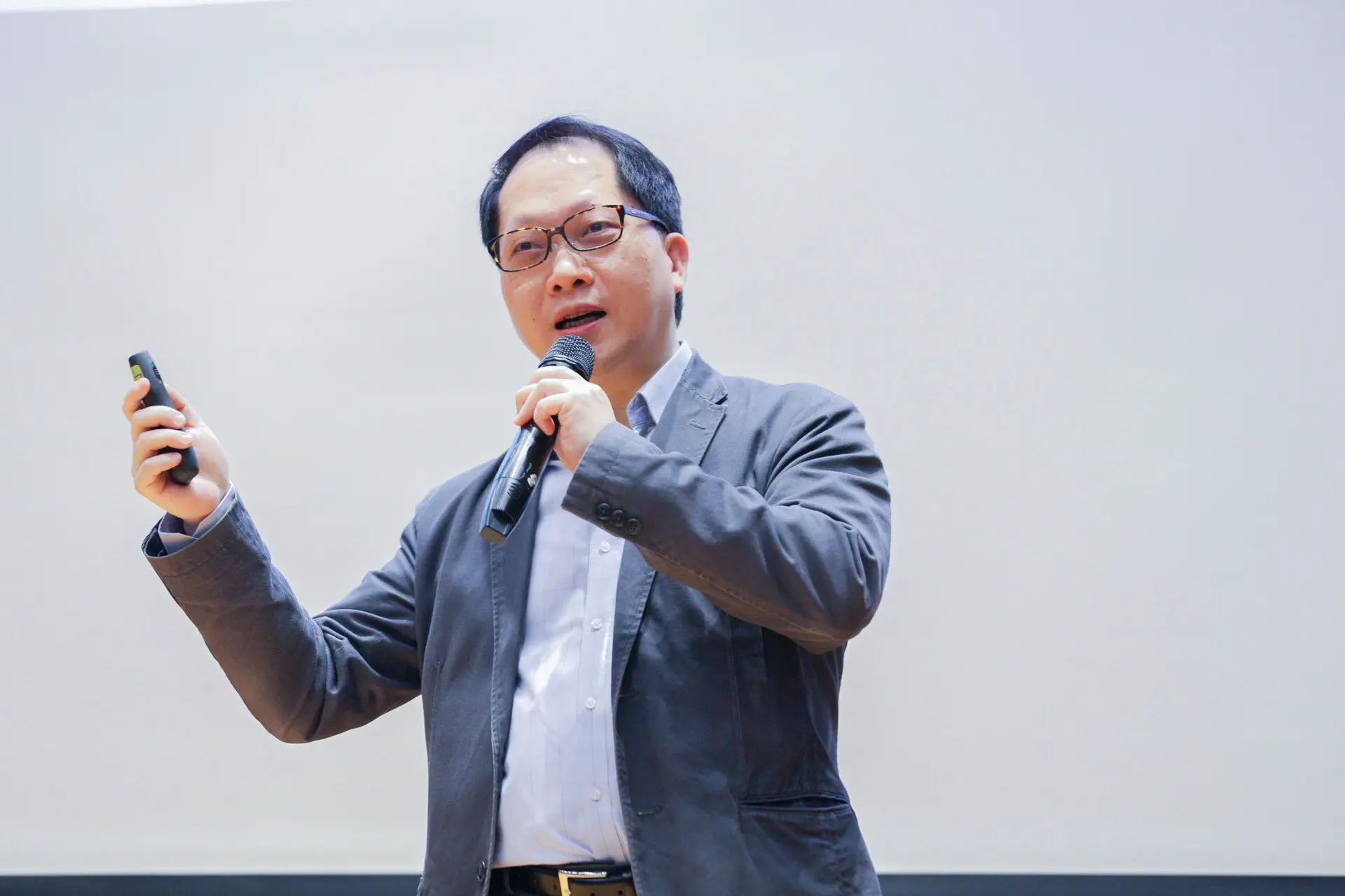 學術之外，趙雨樂還積極參與社會事務，擔任多個政府諮詢組織成員，包括古物諮詢委員會、非物質文化遺產諮詢委員會、香港太平洋戰爭撫恤金顧問委員會等，憑藉專業知識為政府政策提供寶貴意見。(圖：團結香港基金@FB)