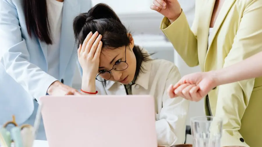 壓力會讓交感神經長期興奮,導致血管收縮、毛囊供血不足。