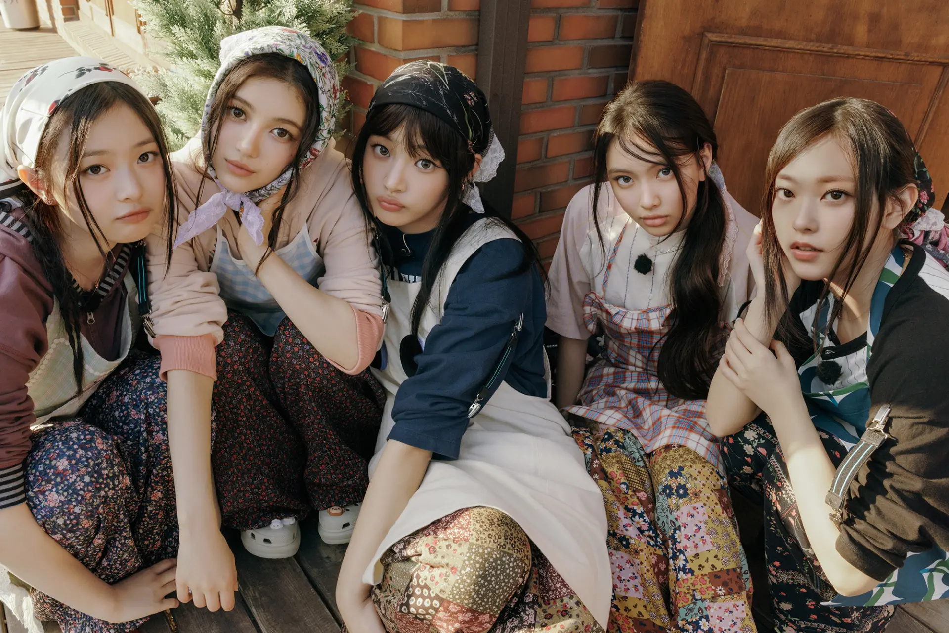 成員全員回歸的消息無疑成為資本市場的利好信號。當日，HYBE股價在盤後交易中大漲8.93%，收於311100韓元；正式交易時段亦上漲1.93%，以291000韓元作收。(圖：NewJeans@FB)