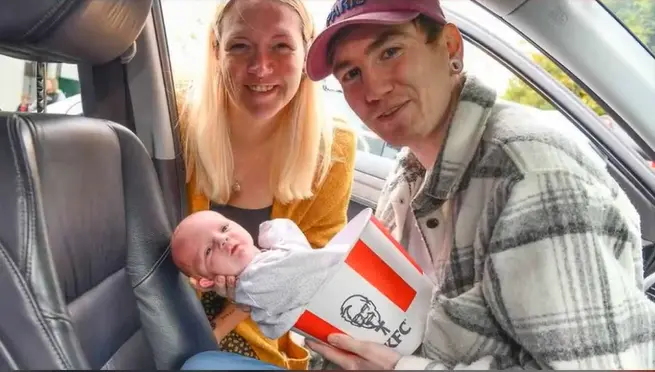 英國一名孕婦臨盆急促，無法趕抵醫院，就近在肯德基停車場順利產子。家人取自品牌創辦人頭銜，為寶寶取上校綽號，肯德基官方暖心送上祝福與禮品。（來源： Mirror7 News | Breaking News@YouTube）