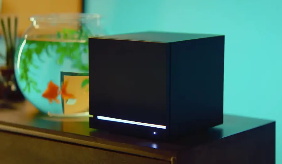 性能黨最關注的Steam Machine，堪稱本次發布的「性能猛獸」。這款6英寸立方體主機外形酷似減半的Xbox Series X，搭載「桌面級」半定制AMD處理器與顯卡，效能比Steam Deck提升超六倍，運行3A大作毫無壓力。(圖：Valve官網)