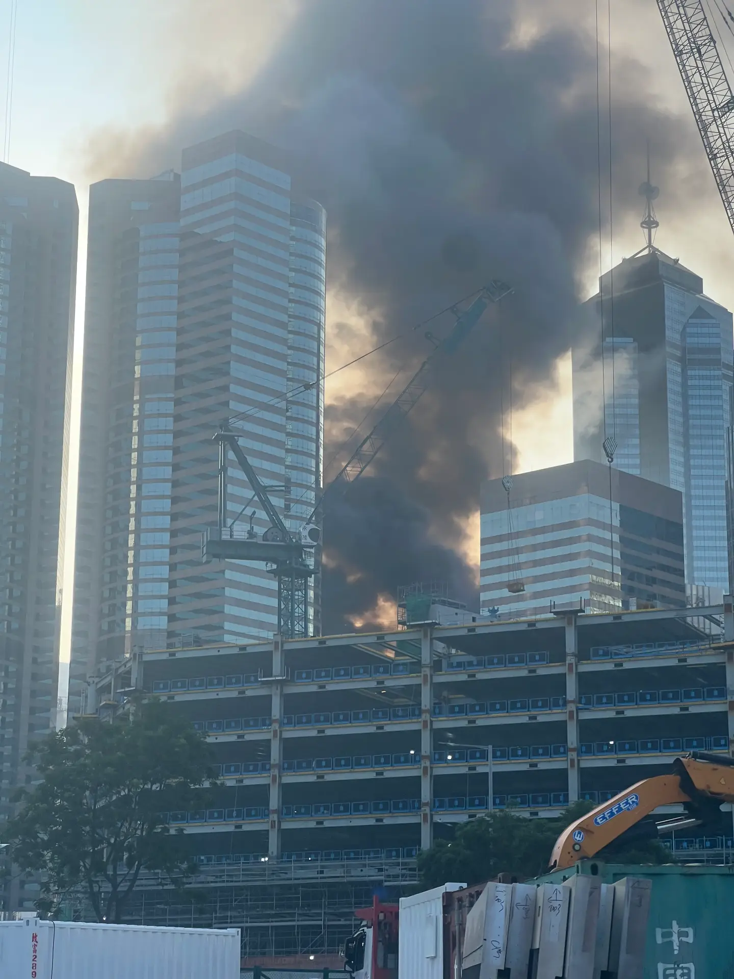 現場目擊者描述，燃燒的棚架部分坍塌，竹枝爆裂聲不斷，燒焦的竹枝與灰燼四處飄落，鄰近大廈辦公室視角可見建築被火海包圍，網民形容「堪比荷里活災難片」。(圖：網絡翻攝)