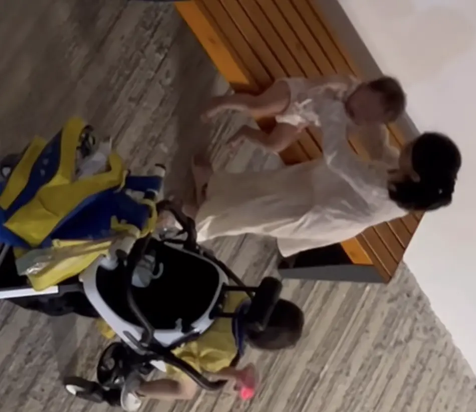 片段雖未注明具體地點與精確時間，卻清晰記錄下一名年約 8 至 10 歲的南亞裔女童，在公共長凳上對嬰兒實施粗暴對待的全過程。​(圖：東張西望關注組@FB)