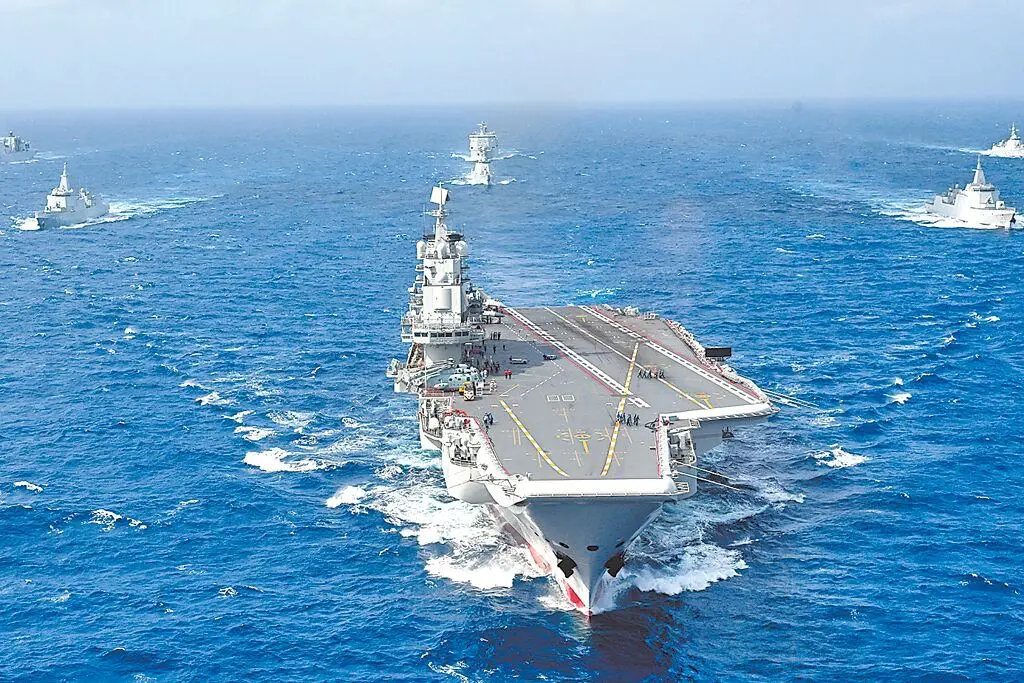 中國首艘航母遼寧艦編隊在訓練期間，日方艦艇、飛機多次近距離跟蹤監視、滋擾挑釁。(中新社)