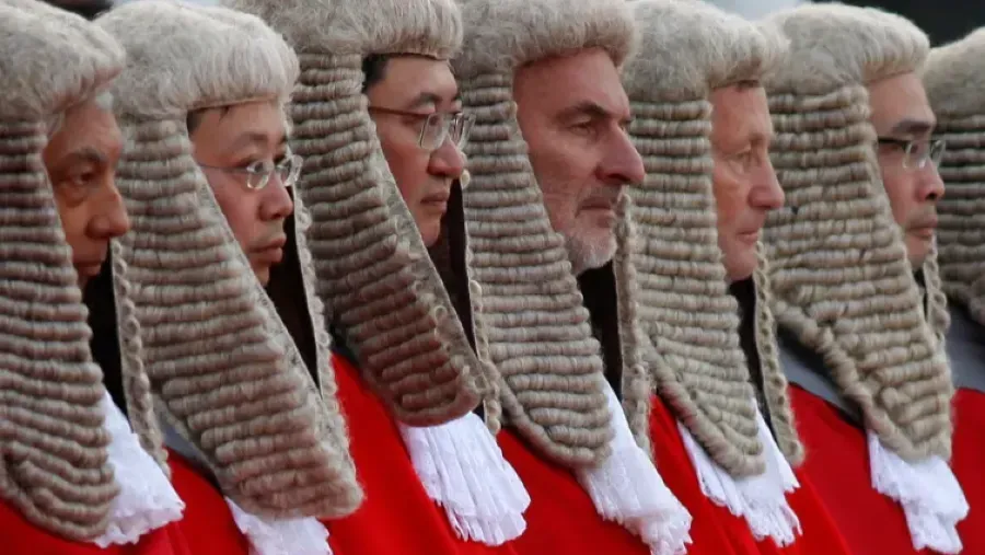英國終結 350 年傳統|刑事法庭律師可免戴假髮 非裔律師:設計缺乏文化敏感度的封面圖片