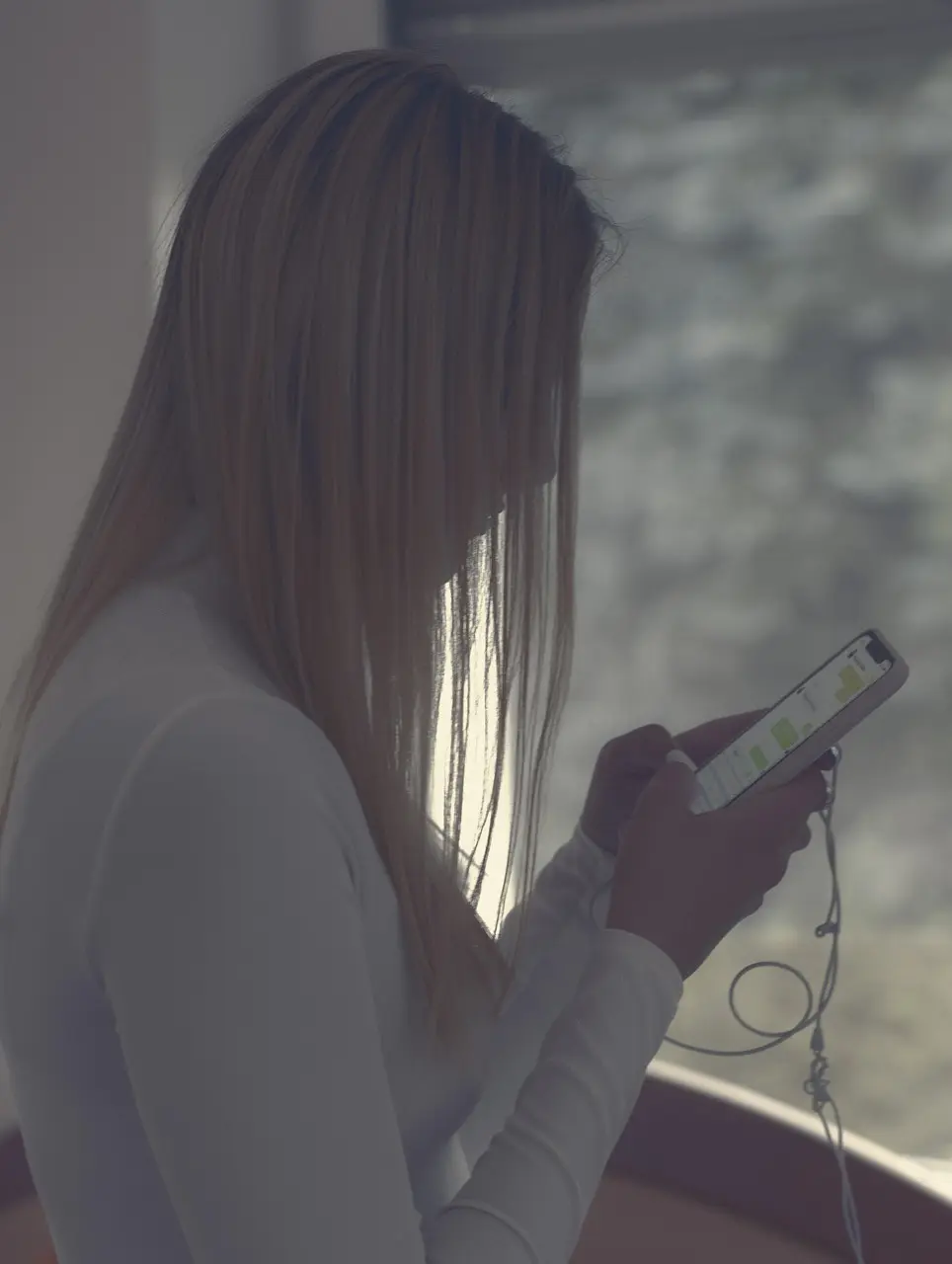 最近英國一項研究，更讓人看到 AI 在青少年群體中扮演的特殊角色 —— 越來越多男孩將 AI 聊天機器人視為情感支持的「好朋友」，甚至是「浪漫伴侶」。（示意圖來源：pixabay）