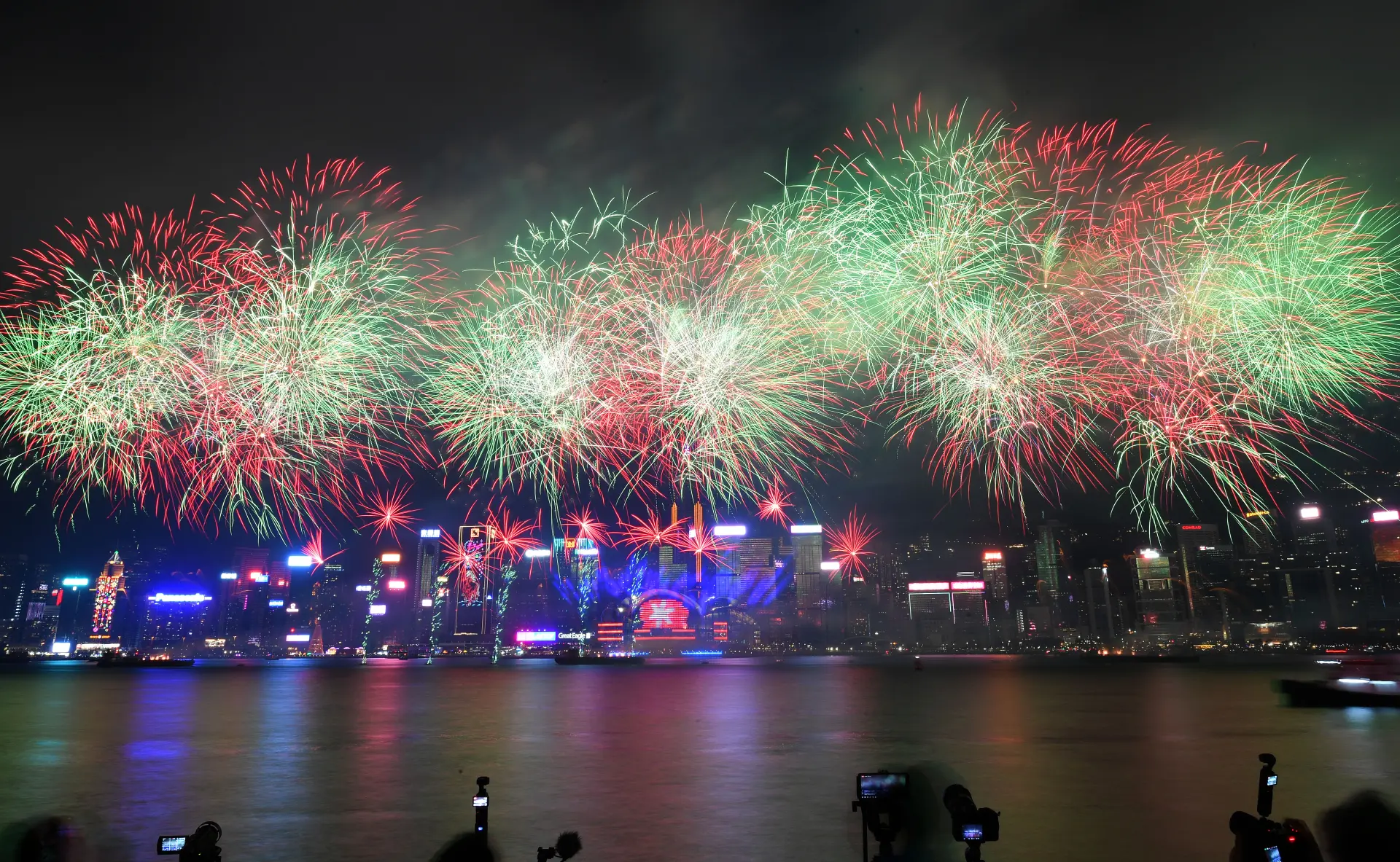 香港在農曆年初一至五的連串慶祝活動，包括年初一的新春國際匯演之夜、年初二的煙花匯演、年初三的馬年賽馬日、年初五的賀歲盃，不但成功營造濃厚節日氣氛，也令零售、餐飲、酒店及旅遊業受惠。(圖： 新華社)