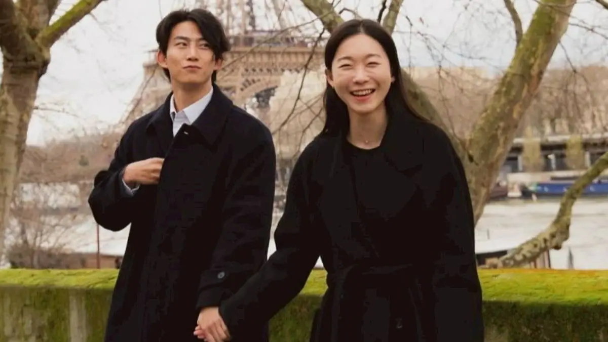 值得一提的是,新娘正臉照曾在今年初短暫曝光,韓媒形容「清秀甜美不輸藝人」,笑起來眼睛呈彎月狀,清新可愛的模樣引發熱議,不過該批照片隨後被攝影工作室刪除。(圖:網絡翻攝)