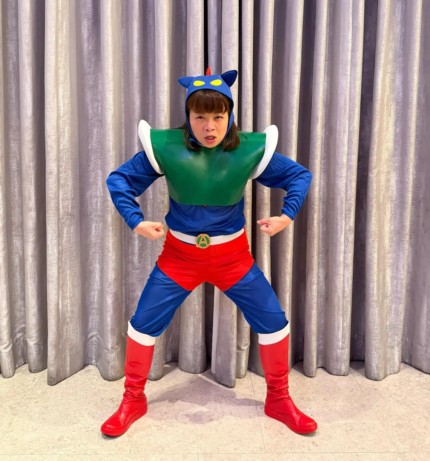 今年 8 月 26 日，商台 66 周年晚宴上，小儀還以《蠟筆小新》動感超人造型亮相，獲頒「30 年長期服務大獎」，當時她笑言「快樂不知時日過」，誰料僅一個多月後便宣布離職。(圖：Kitty Yuen Siu Yee 阮小儀@FB)