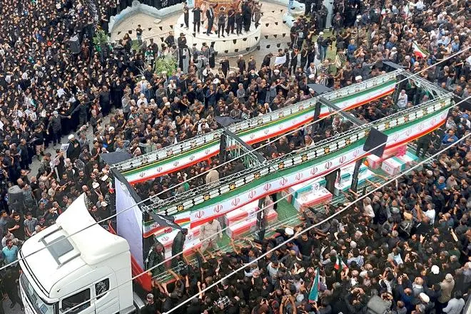 3月3日，在伊朗南部米納卜市，人們走上街頭為遭到美以空襲小學的遇難者舉行葬禮。新華社/邁赫爾通訊社