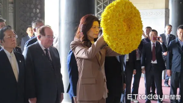 中國國民黨主席鄭麗文今天（8日）上午率領訪陸代表團前往南京中山陵謁陵，向國民黨創黨人、總理孫中山獻花致祭。(ETtoday新聞雲)