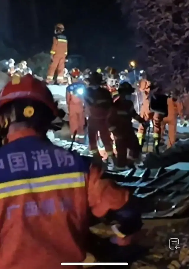 柳南消防已派員到場搜救。(互聯網)