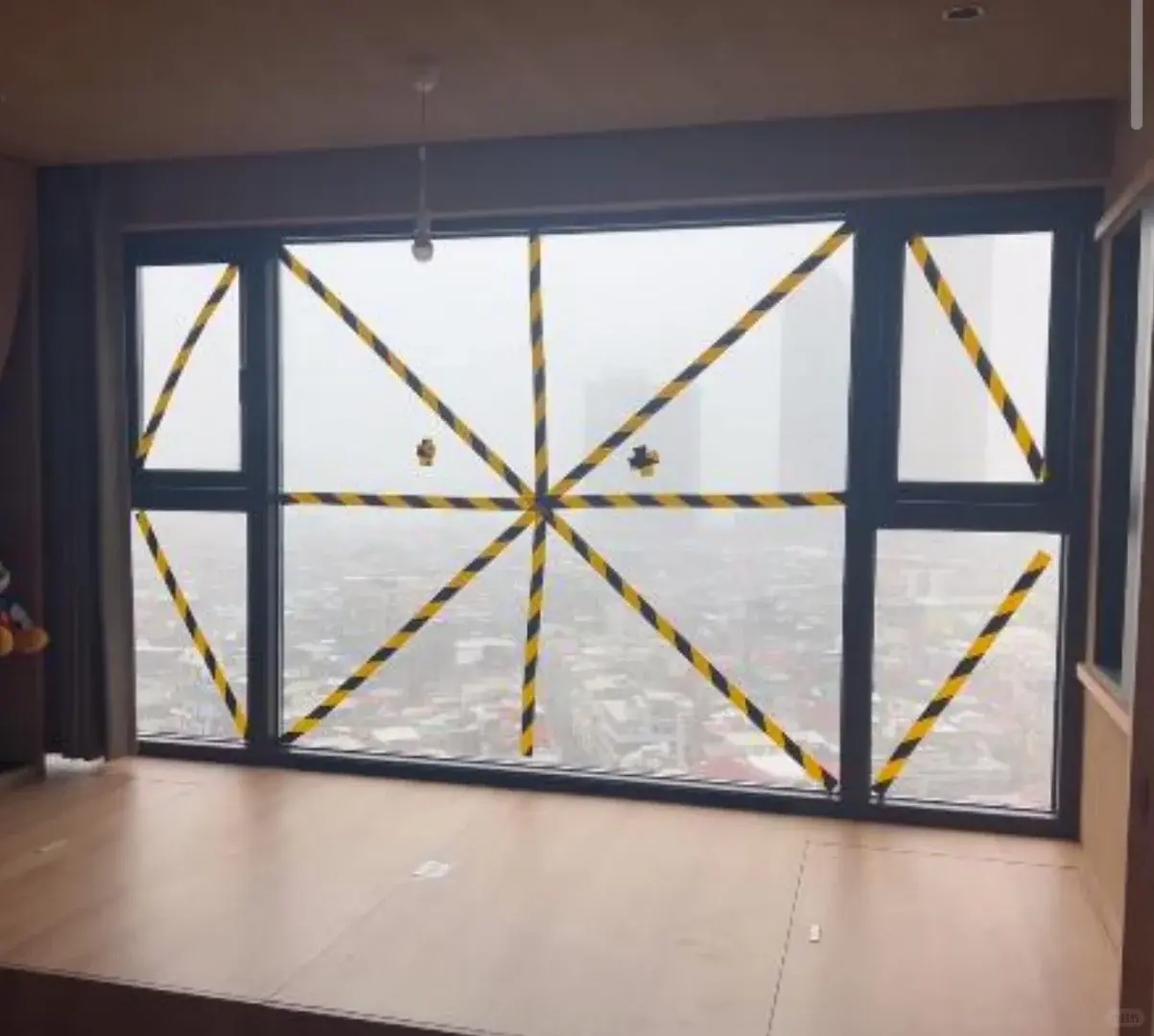 不少人都在自家窗戶上貼「米」字形膠帶，這看似「神奇」的操作，真的能對抗颱風嗎？ （示意圖來源：小紅書）