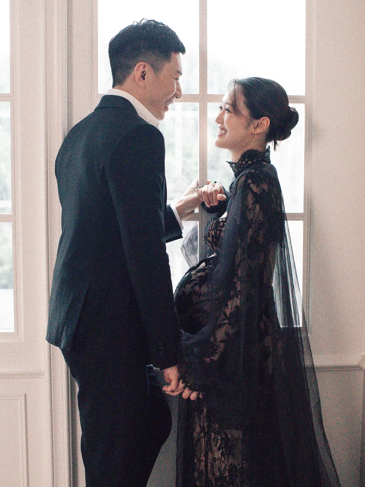 張寶兒與袁偉豪於 2017 年因合作 TVB 節目《打工捱世界 II》結緣，2020 年結婚，2023 年 11 月誕下長子袁晞祐（乳名袁咕碌），如今即將組成四口之家。(圖：Bowie Cheung 張寶兒@FB)