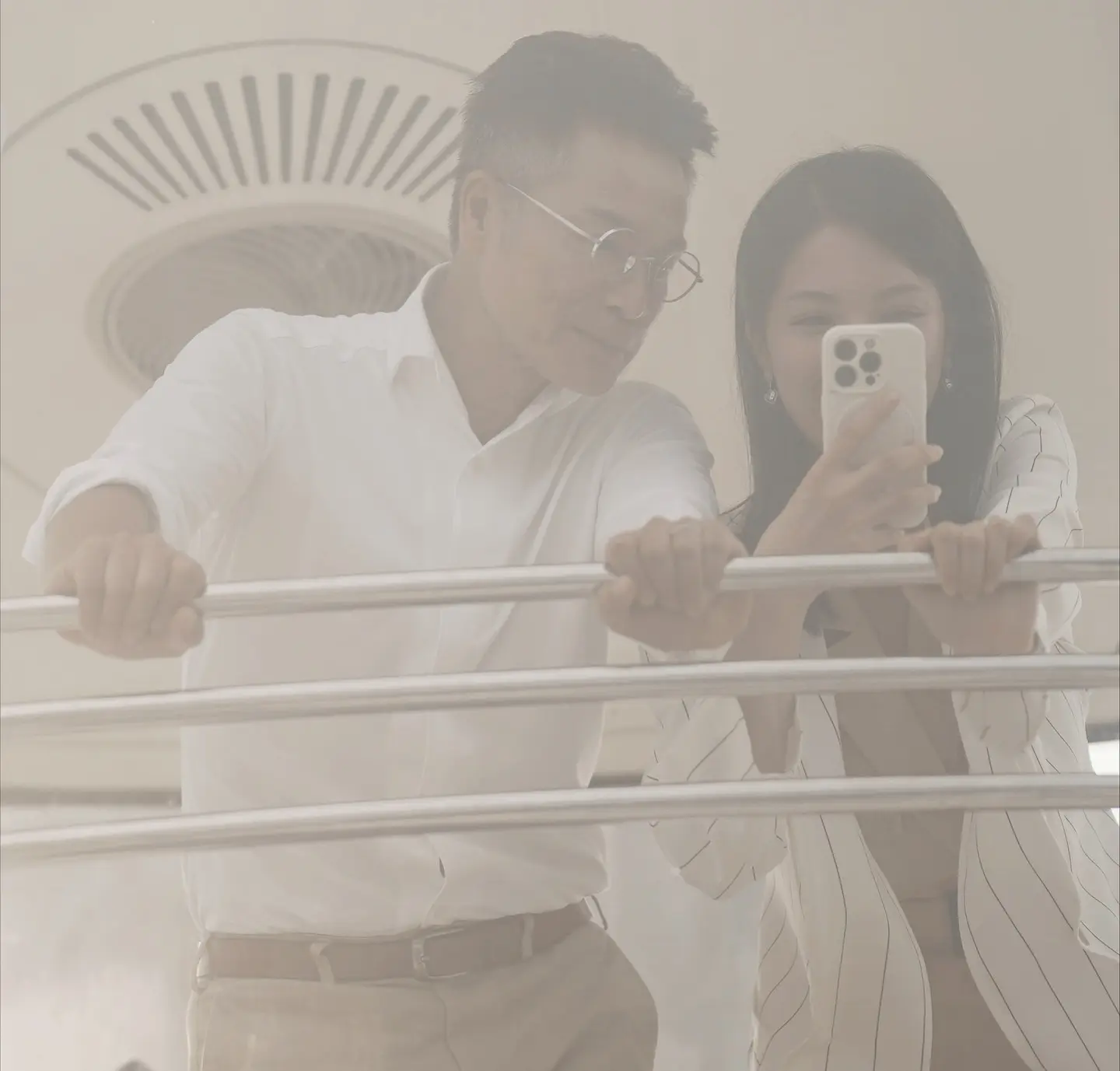 陳曉華在接受傳媒訪問時給出明確回應，以「冇咁嘅事」四字直接否認與郭晉安的特殊關係。她解釋道，《金式森林》整部劇的演員感情都十分融洽，在宣傳期間大家更是齊心協力為劇集助力，所謂的親密互動僅是同袍間的友好相處。(圖：Hera Chan 陳曉華@FB)