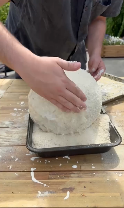 英國網紅羅斯與派特森挑戰用鴕鳥蛋製作巨型蘇格蘭蛋的製作過程。（來源：guinnessworldrecords  @IG）