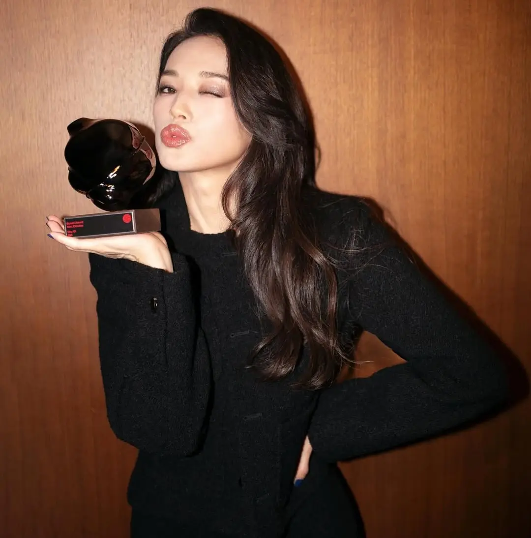 這份榮譽對舒淇意義非凡，不僅是演藝生涯 30 年來的全新突破，更是對其跨界導演能力的重磅肯定。(圖：sqwhat@IG)