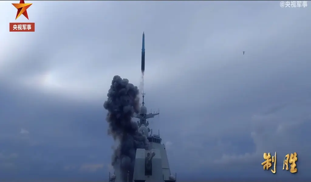 央視軍事最新影像首度證實，解放軍海軍052D型驅逐艦已成功發射鷹擊-20高超音速反艦飛彈。（央視）