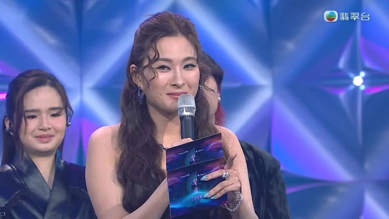 現年 26 歲的陳懿德近年備受 TVB 力捧，年初更憑《東張西望》等節目奪得《萬千星輝頒獎典禮 2024》「最佳女新人」獎。此次她獨擔大旗主持《聲秀》決賽，是其首次孭飛大型選秀節目。(圖：視頻翻攝)