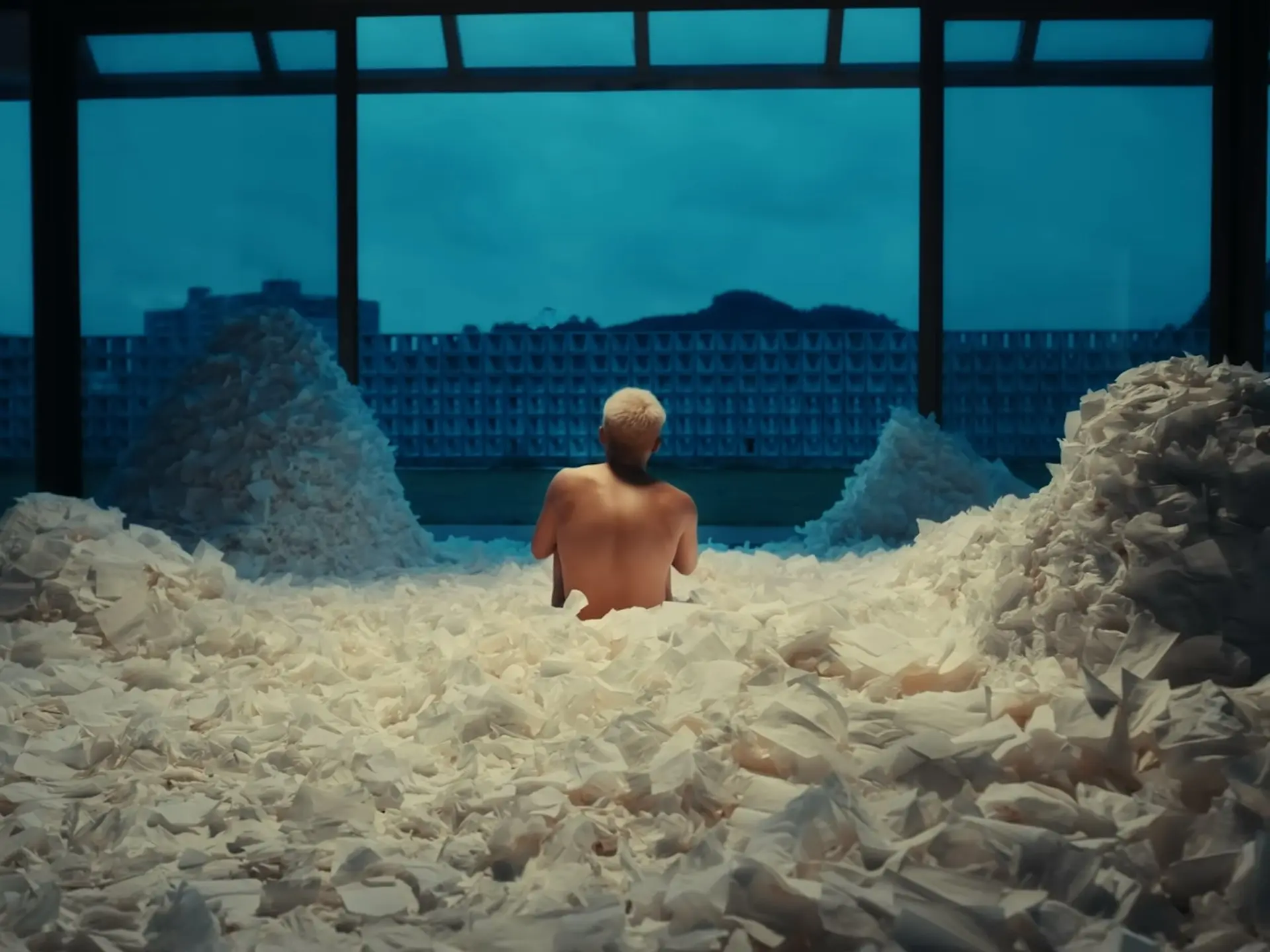 值得一提的是，《用背脊唱情歌》由湯令山作曲、黃偉文填詞，講述主角不懂愛人、分手後只敢用背脊面向觀眾唱情歌，怕人看見眼淚的故事。湯令山曾在去年的宣傳活動中直認未忘掉舊愛moon tang，並藉此作品學習放下。(圖片：《用背脊唱情歌》MV截圖)