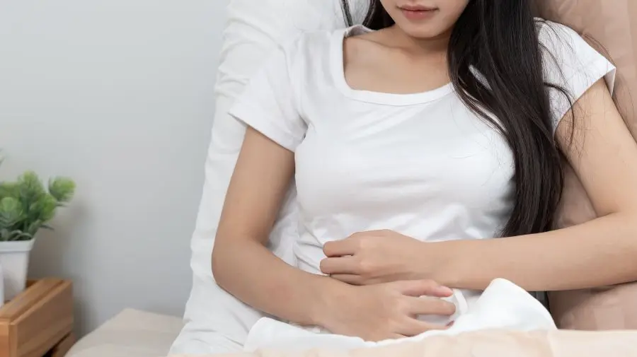 肝功能開始變差時，最先受到影響的就是消化系統。很多人以為自己「胃不好」，吃一點就飽、動不動就脹氣、油膩食物特別難受。