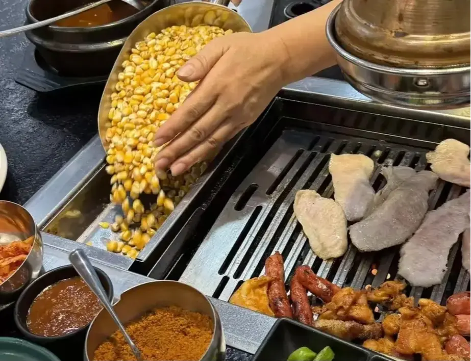 可這把火一燒，不僅烤出了肉香，更烤出了一個熱議話題：把糧食扔進爐子，到底是創意還是浪費？（來源：小紅書）