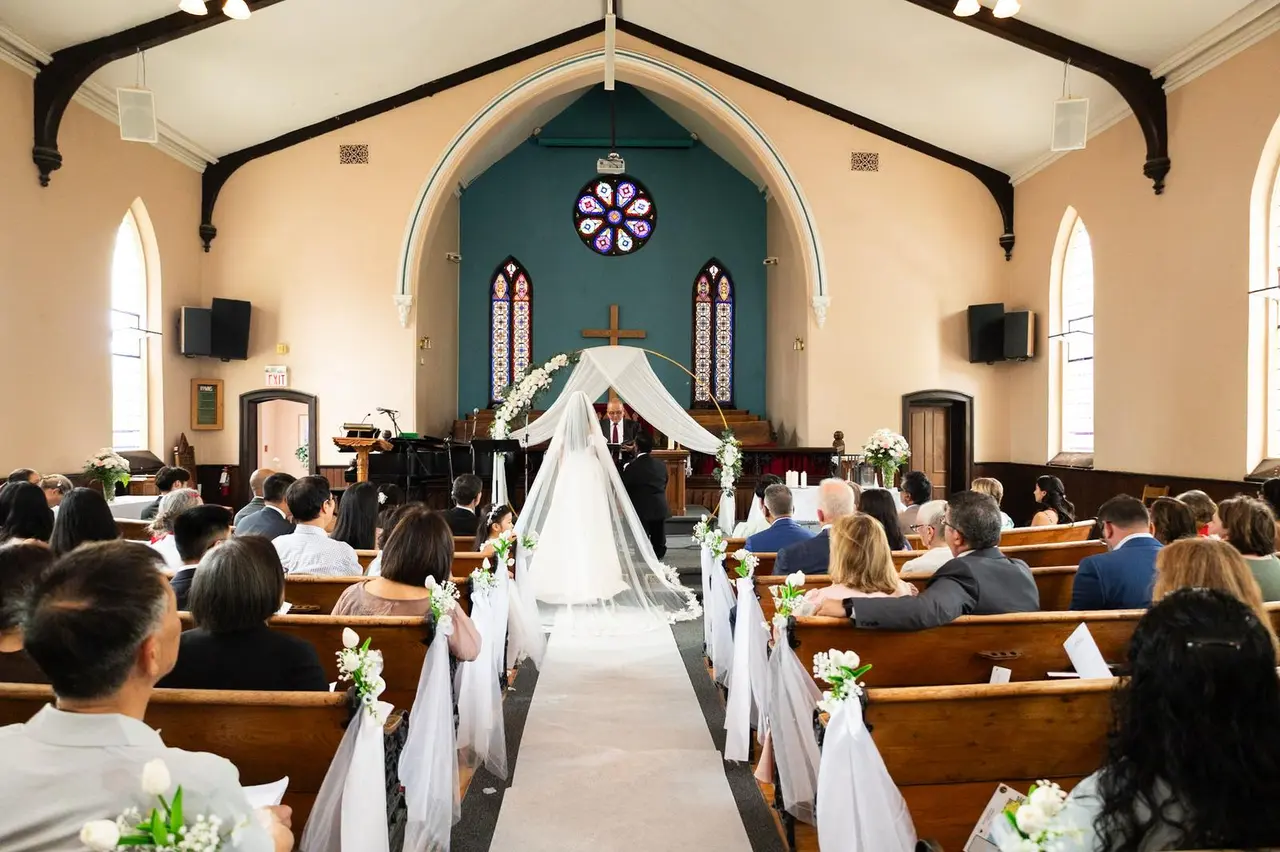 多倫多亞裔企業家安妮塔（Anita Wing Lee）與侏儒症患者提姆（Tim Muttoo）的婚姻引發熱議，兩人 2021 年相識，衝破世俗偏見結為連理，其真實愛情故事與慈善行動備受關注。（來源：Anita Wing Lee@FB）