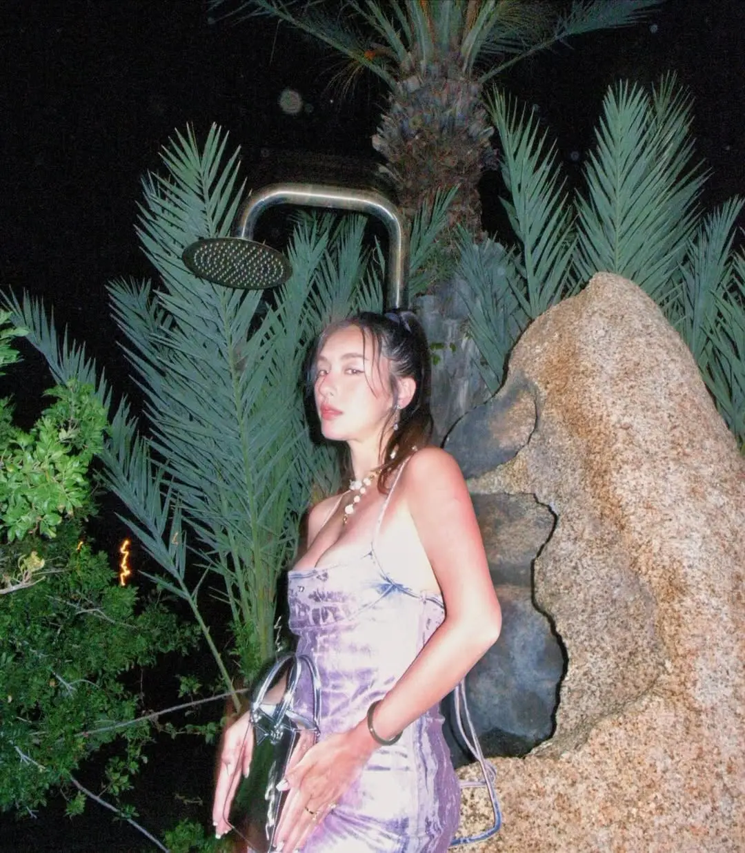 工作兩年後，李蘢怡意識到學位帶來的發展局限，33 歲的她毅然重返校園。中學未畢業的她，補習後兩次才通過 IELTS，先入讀西敏寺大學，再犧牲所有玩樂時間報讀短課程堆砌作品集，成功考入倫敦藝術大學（UAL）。(圖：0.1iviia@IG)