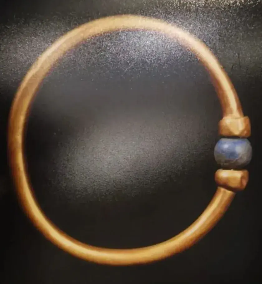 開羅埃及博物館一件3000年前法老阿蒙涅姆佩的金手環被內部修復師盜走，經珠寶商轉手後遭熔毀。（來源：Ministry of Tourism and Antiquities@FB）