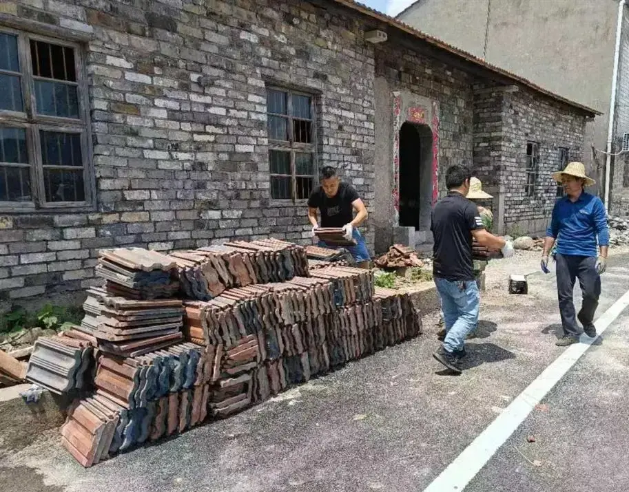任賢齊的祖宅位於武漢市江夏區烏龍泉街土地堂任家灣，這棟老宅因20 餘年無人居住而年久失修。(網絡截圖)