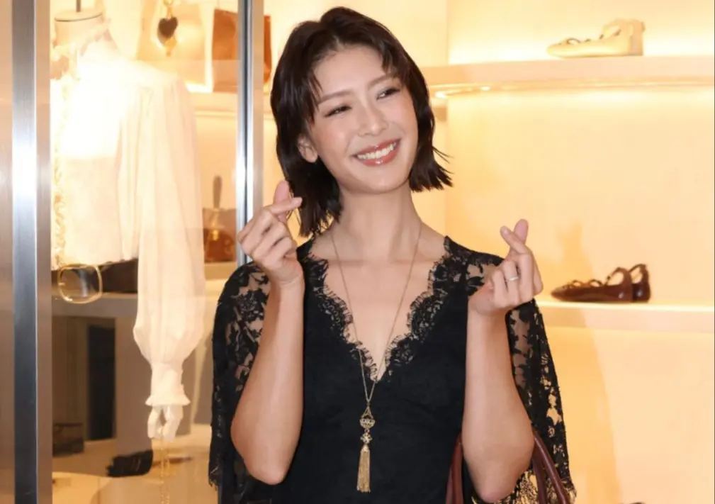 廖子妤被追問與男友盧鎮業（小野）的婚事，余香凝立刻自薦做證婚人，笑指當日打扮齊全可隨時註冊，又透露自己收藏手袋是為留給女兒。(圖：網絡翻攝)