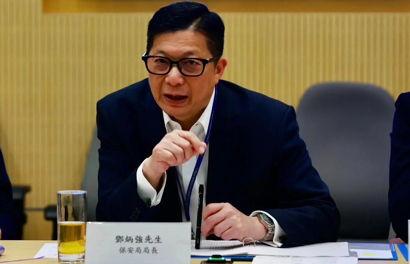保安局局長鄧炳強在回應立法會議員邱達根的質詢時指出，今年首8個月共接獲28379宗騙案，損失金額約為50.2億元，較去年同期略有下降。(圖：鄧炳強 Tang Ping Keung@FB)