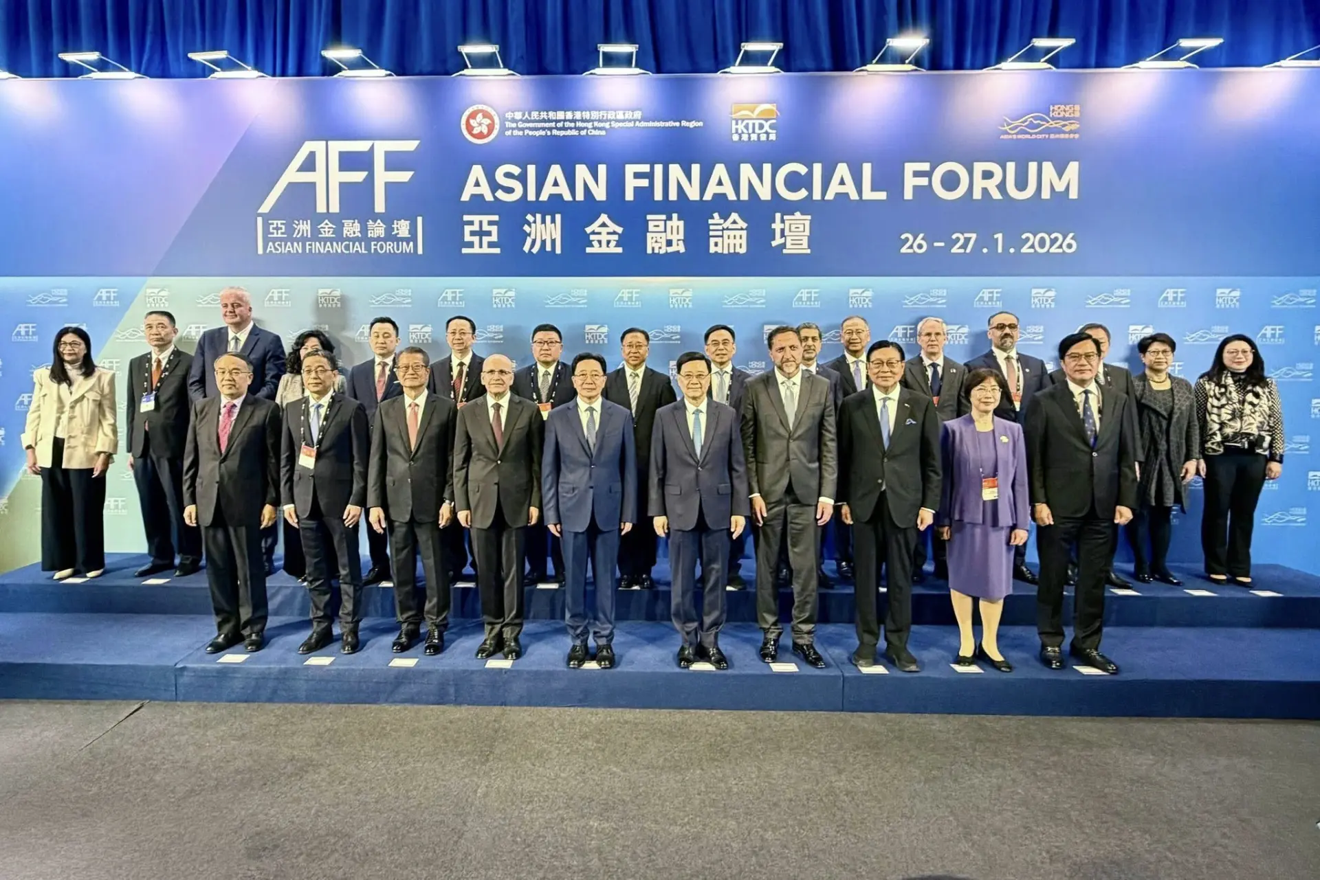 通過五年規劃的指引，香港能更主動地提供包括法律、會計、風險管理在內的專業服務，協助企業趨利避害，在全球廣納朋友。(圖：李家超 John KC Lee@FB)