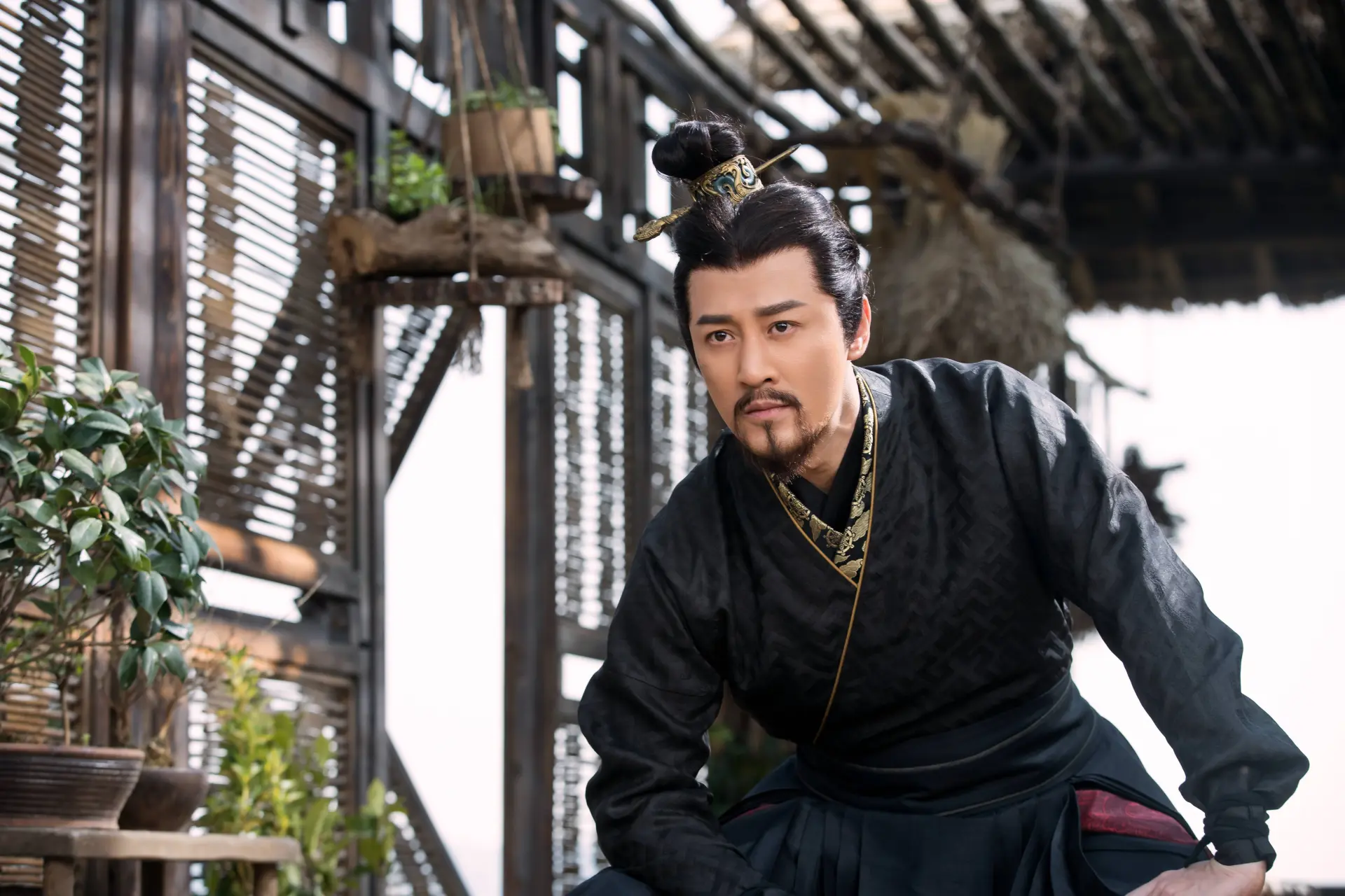 電影版《尋秦記》由古天樂擔任總監製，鄧維弼監製，吳炫輝與黎震龍聯合執導，延續了2001年無線電視劇版的原班人馬，古天樂、林峯、宣萱、郭羡妮及滕麗名領銜主演。(圖：《尋秦記》劇照)