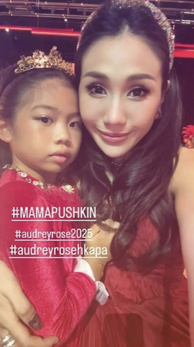 何超盈特意在IG分享女兒演出的照片，驕傲留言「Super proud mama！！」，並感謝主辦方給予女兒奉獻愛心的機會。母女同以紅色造型現身晚宴，畫面溫馨。(圖：xsabrinahox@IG)