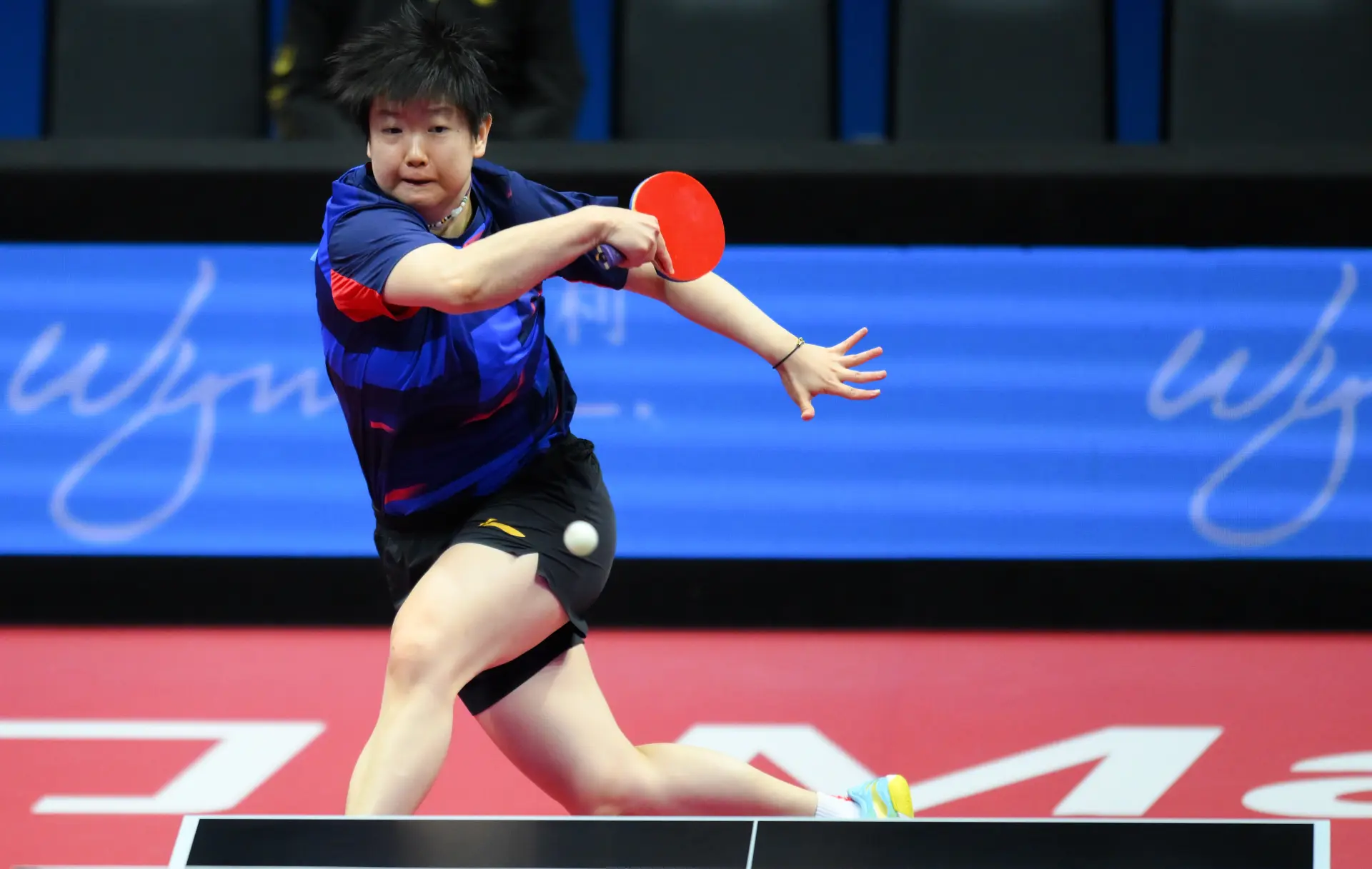 當孫穎莎一記果斷暴扣落地，全場瞬間沸騰，她借此連拿4分鎖定局點，以11-7先下一城，為比賽開了個好頭。(圖：新華社)